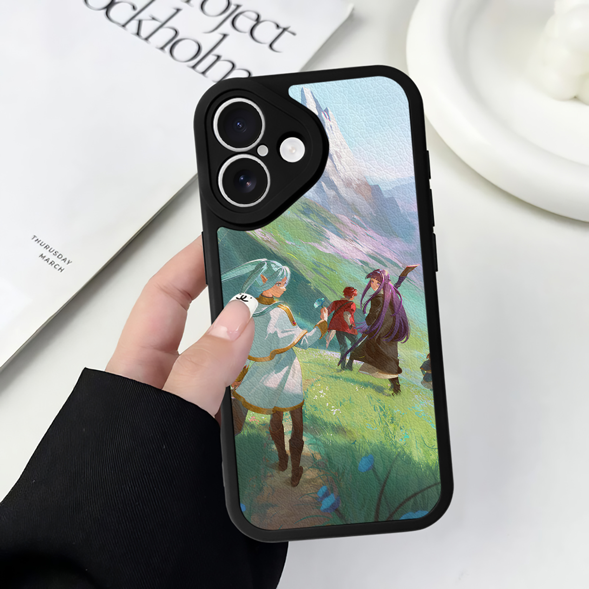 （画像用） 葬送のフリーレン Frieren 【iPhone 16シリーズ対応】シリコンスマホケース（レザー調） 材質：シリコン